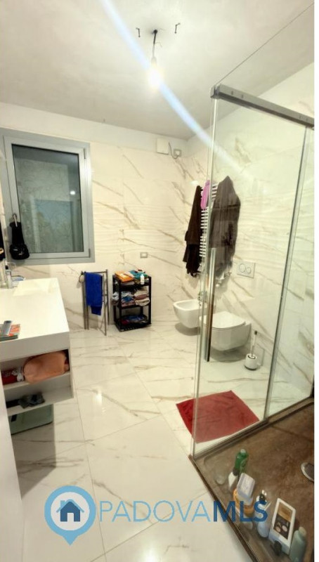 Immobile in esclusiva al Gruppo Padova MLS
BAGNOLI DI SOPRA:
Una posizione ideale per chi cerca s...