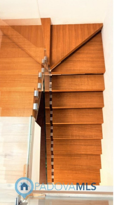 Immobile in esclusiva al Gruppo Padova MLS
BAGNOLI DI SOPRA:
Una posizione ideale per chi cerca s...