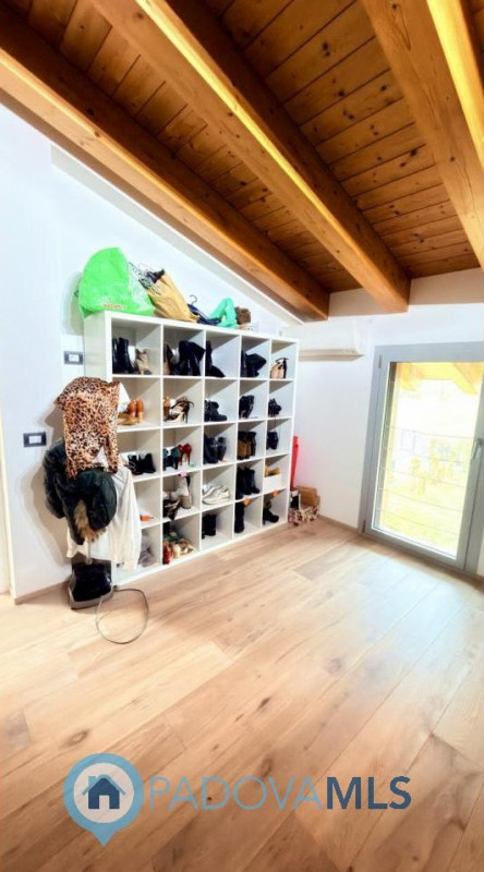 Immobile in esclusiva al Gruppo Padova MLS
BAGNOLI DI SOPRA:
Una posizione ideale per chi cerca s...