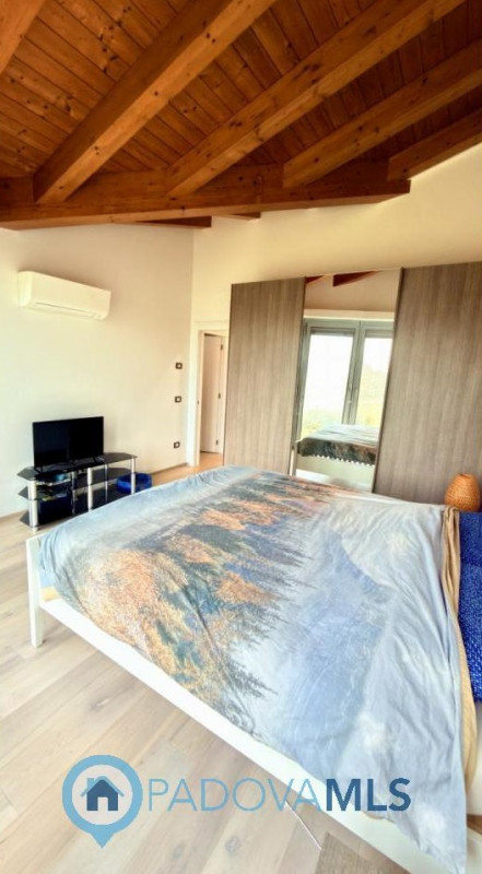Immobile in esclusiva al Gruppo Padova MLS
BAGNOLI DI SOPRA:
Una posizione ideale per chi cerca s...