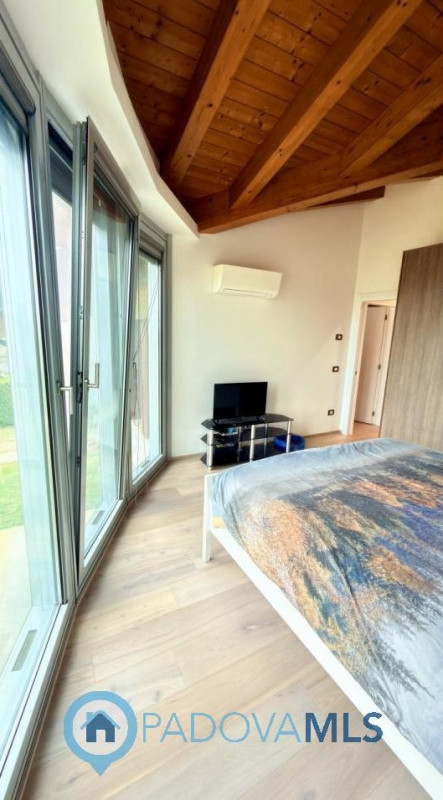 Immobile in esclusiva al Gruppo Padova MLS
BAGNOLI DI SOPRA:
Una posizione ideale per chi cerca s...