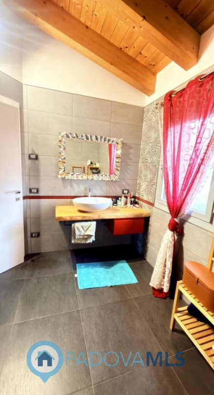 Immobile in esclusiva al Gruppo Padova MLS
BAGNOLI DI SOPRA:
Una posizione ideale per chi cerca s...