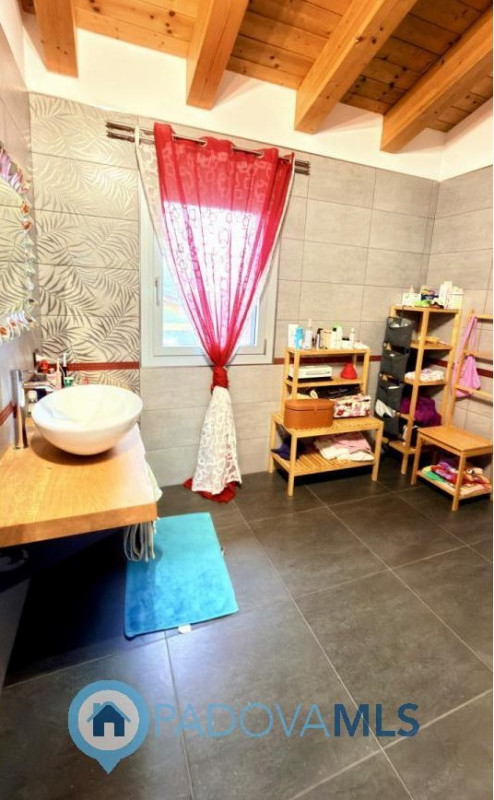 Immobile in esclusiva al Gruppo Padova MLS
BAGNOLI DI SOPRA:
Una posizione ideale per chi cerca s...