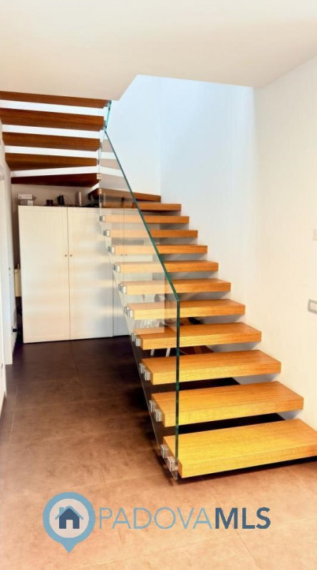 Immobile in esclusiva al Gruppo Padova MLS
BAGNOLI DI SOPRA:
Una posizione ideale per chi cerca s...