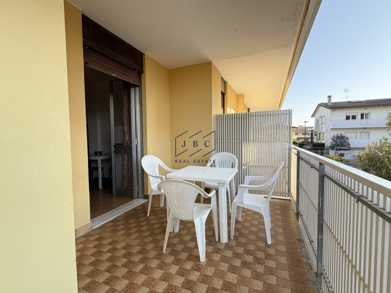 BIBIONE - (VE)
Proponiamo bilocale al primo piano con ascensore, situato nel cuore di Bibione (VE...