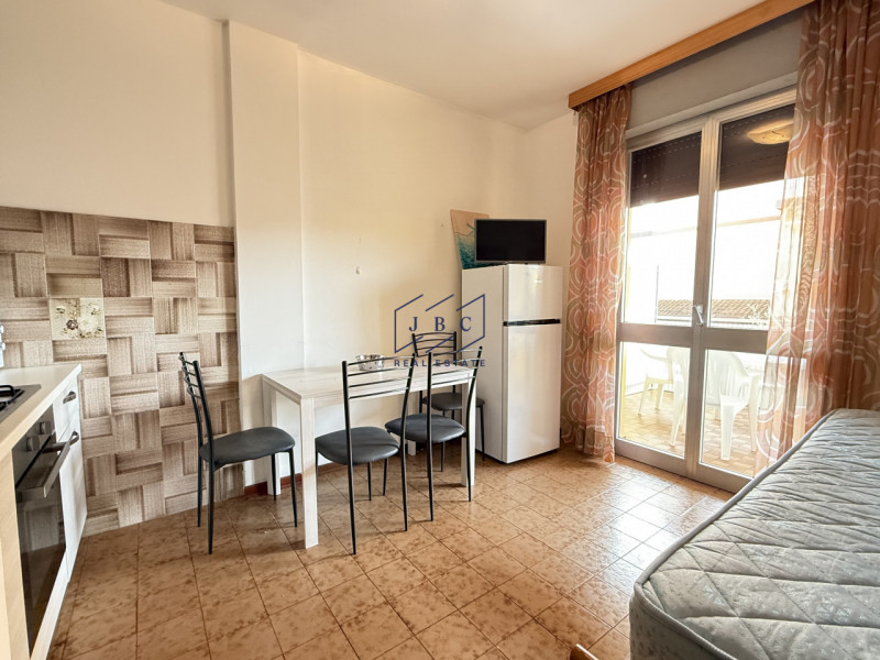 BIBIONE - (VE)
Proponiamo bilocale al primo piano con ascensore, situato nel cuore di Bibione (VE...