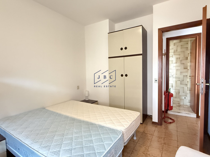 BIBIONE - (VE)
Proponiamo bilocale al primo piano con ascensore, situato nel cuore di Bibione (VE...