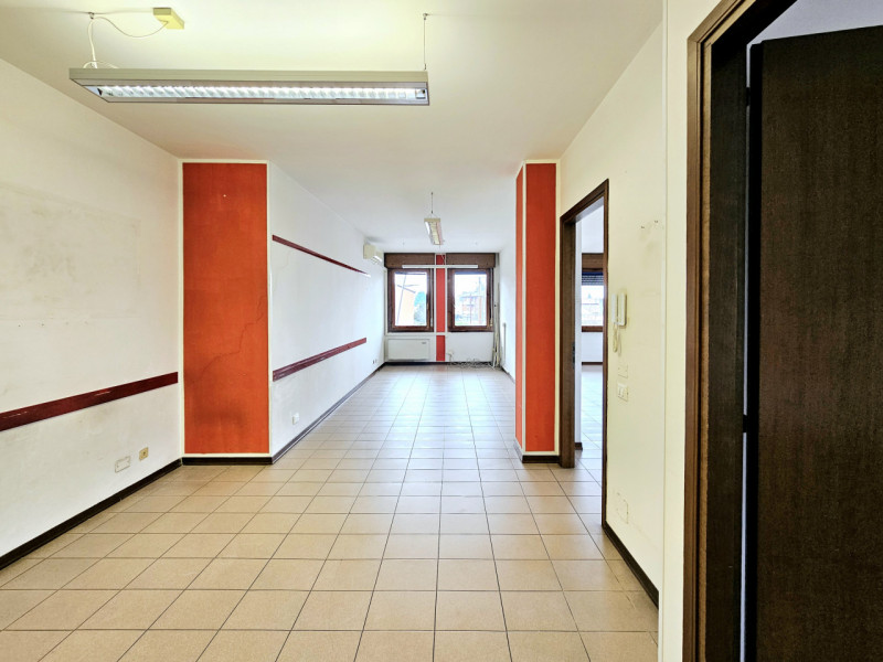 Proponiamo in vendita a Cadoneghe, nella servitissima zona di Mejaniga, appartamento ubicato all’...