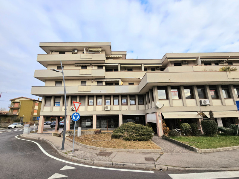 Proponiamo in vendita a Cadoneghe, nella servitissima zona di Mejaniga, appartamento ubicato all’...