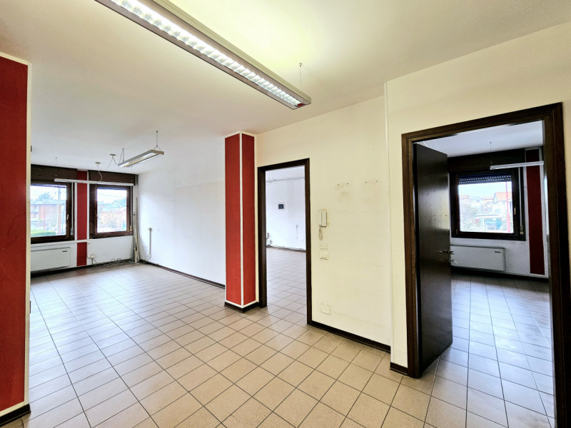 Proponiamo in vendita a Cadoneghe, nella servitissima zona di Mejaniga, appartamento ubicato all’...