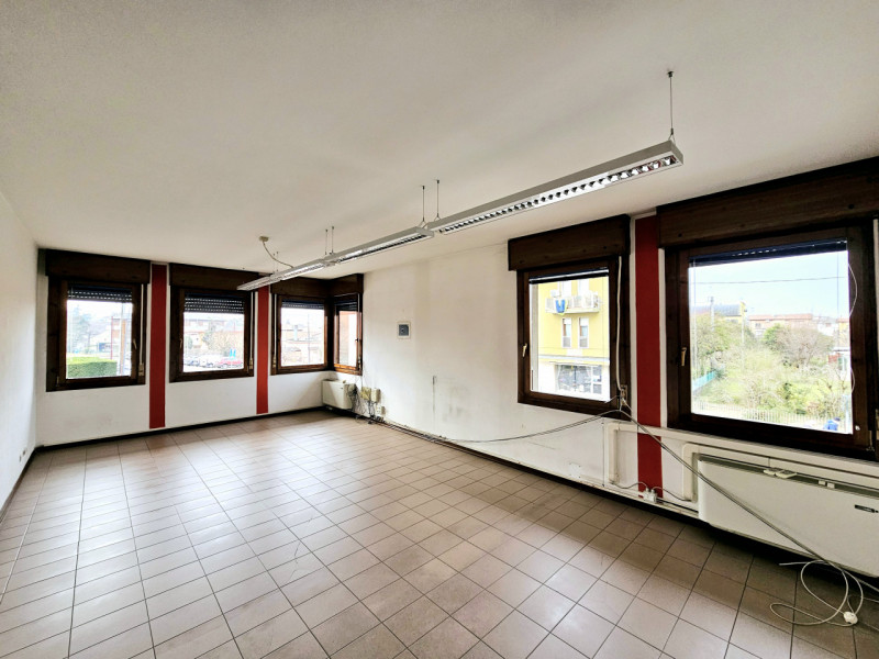 Proponiamo in vendita a Cadoneghe, nella servitissima zona di Mejaniga, appartamento ubicato all’...