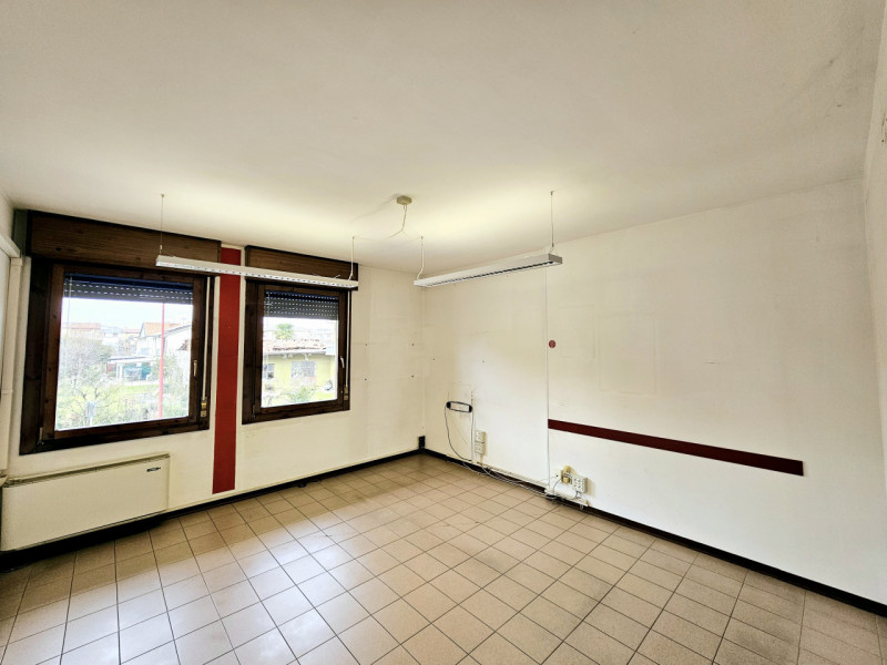 Proponiamo in vendita a Cadoneghe, nella servitissima zona di Mejaniga, appartamento ubicato all’...