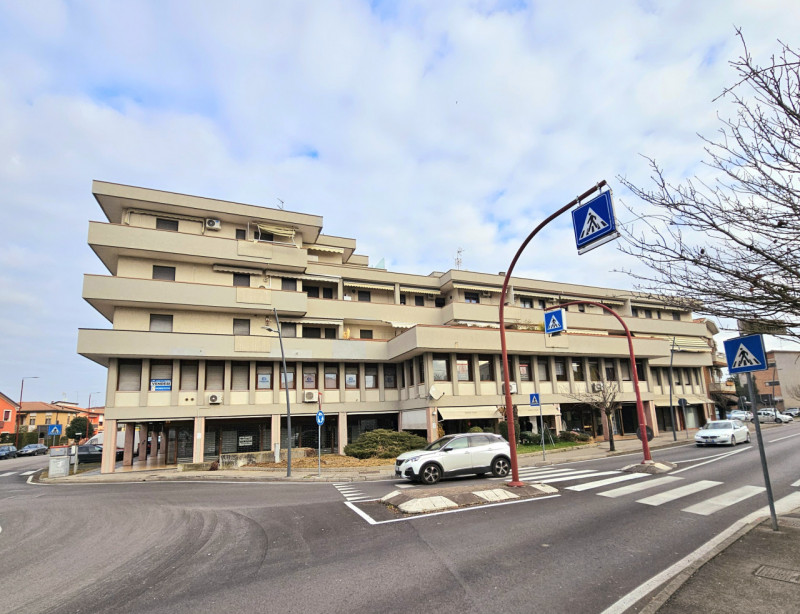 Proponiamo in vendita a Cadoneghe, nella servitissima zona di Mejaniga, appartamento ubicato all’...