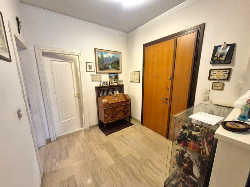 Proponiamo in esclusiva un luminoso e spazioso appartamento situato nella rinomata zona di Porta ...