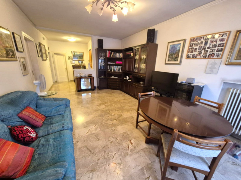 Proponiamo in esclusiva un luminoso e spazioso appartamento situato nella rinomata zona di Porta ...