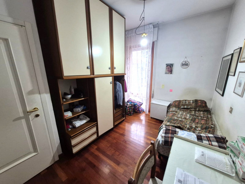 Proponiamo in esclusiva un luminoso e spazioso appartamento situato nella rinomata zona di Porta ...