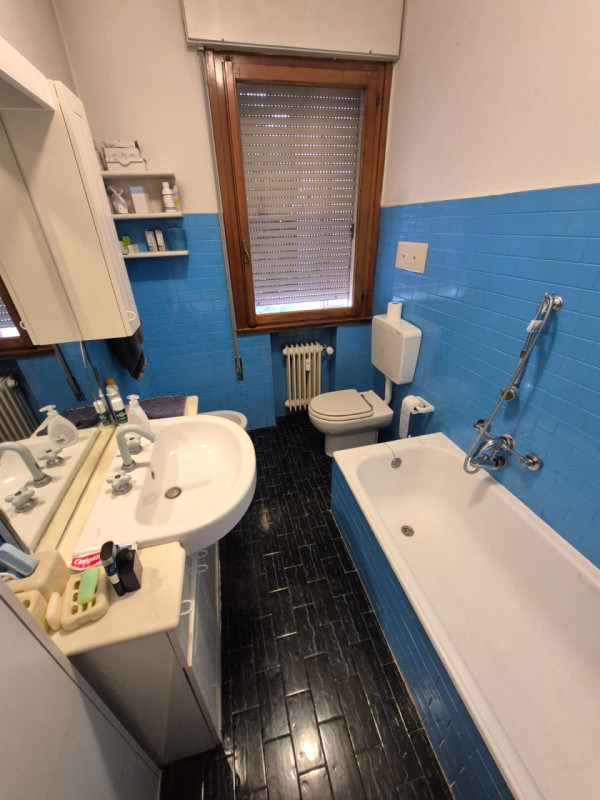 Proponiamo in esclusiva un luminoso e spazioso appartamento situato nella rinomata zona di Porta ...