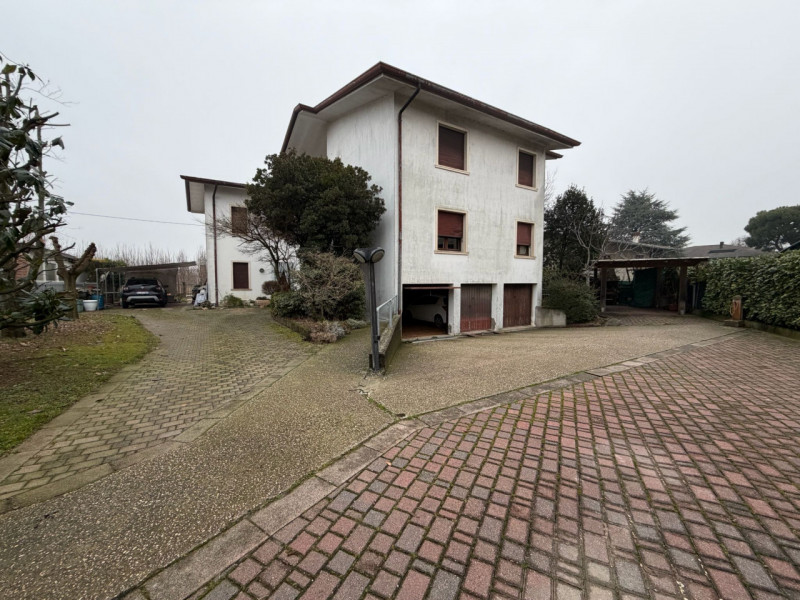 Nel cuore di Pojana Maggiore, in tranquillo quartiere residenziale situato in una strada chiusa e...