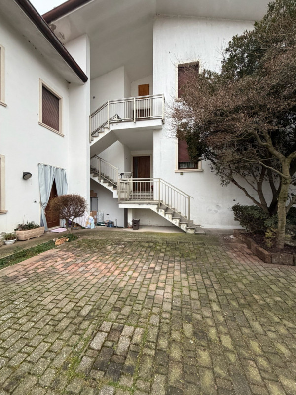 Nel cuore di Pojana Maggiore, in tranquillo quartiere residenziale situato in una strada chiusa e...