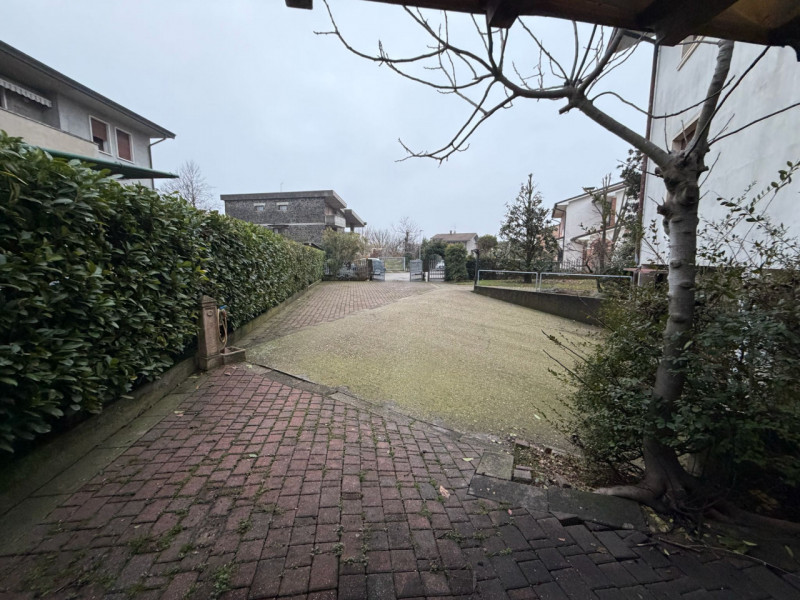 Nel cuore di Pojana Maggiore, in tranquillo quartiere residenziale situato in una strada chiusa e...