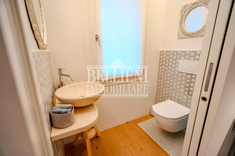 SANTA LUCIA - In posizione semicentrale, a ridosso delle mura di Porta Santa Lucia, proponiamo un...