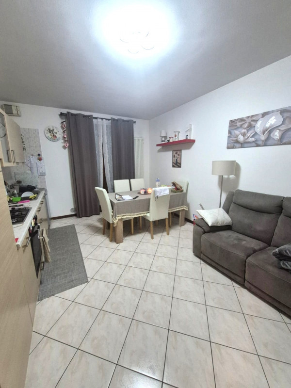 Proponiamo in vendita un accogliente appartamento bilocale di circa 55 mq, situato nella tranquil...