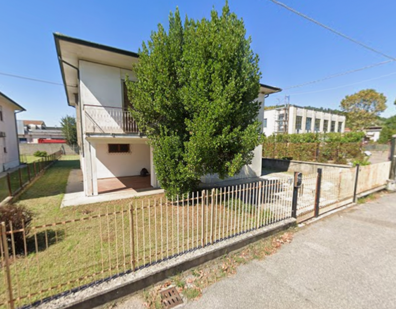 A soli cinque minuti dall’ospedale di Montecchio Maggiore, in posizione centrale e comoda a tutti...