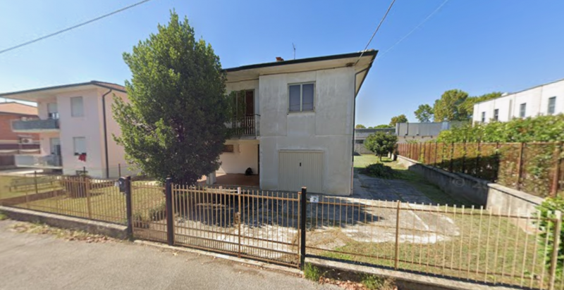 A soli cinque minuti dall’ospedale di Montecchio Maggiore, in posizione centrale e comoda a tutti...