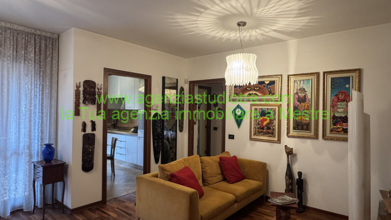 Proponiamo in esclusiva condivisa, nel cuore di Mogliano Veneto – zona via Roma, un raffinato app...