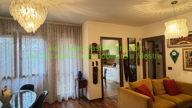 Proponiamo in esclusiva condivisa, nel cuore di Mogliano Veneto – zona via Roma, un raffinato app...