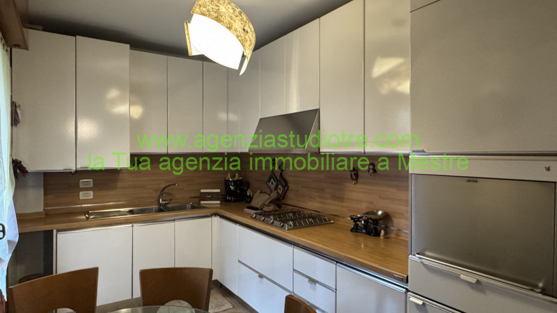 Proponiamo in esclusiva condivisa, nel cuore di Mogliano Veneto – zona via Roma, un raffinato app...