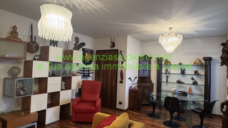 Proponiamo in esclusiva condivisa, nel cuore di Mogliano Veneto – zona via Roma, un raffinato app...