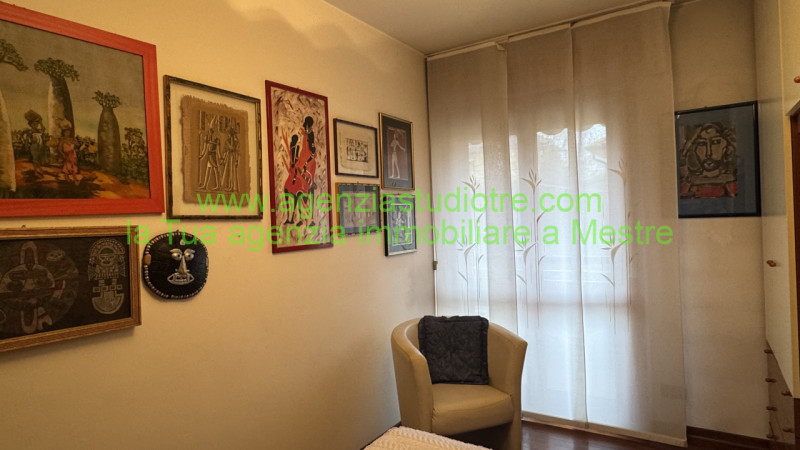 Proponiamo in esclusiva condivisa, nel cuore di Mogliano Veneto – zona via Roma, un raffinato app...