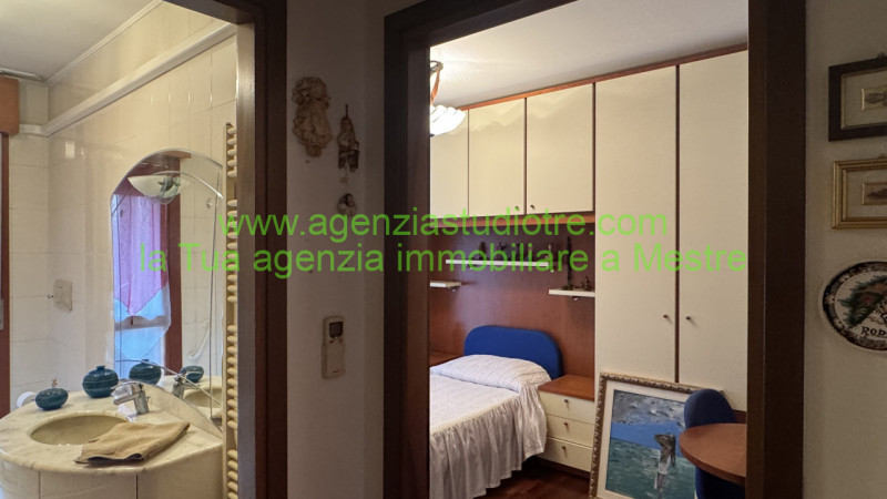 Proponiamo in esclusiva condivisa, nel cuore di Mogliano Veneto – zona via Roma, un raffinato app...