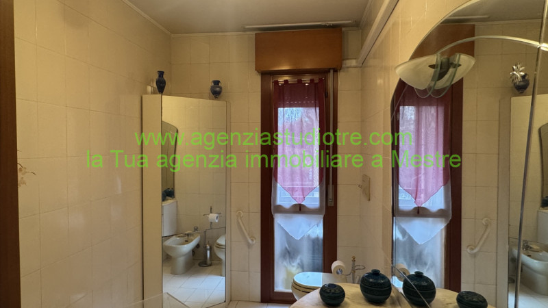 Proponiamo in esclusiva condivisa, nel cuore di Mogliano Veneto – zona via Roma, un raffinato app...