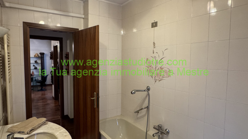 Proponiamo in esclusiva condivisa, nel cuore di Mogliano Veneto – zona via Roma, un raffinato app...