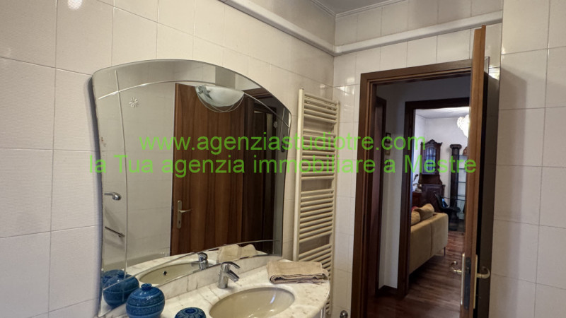 Proponiamo in esclusiva condivisa, nel cuore di Mogliano Veneto – zona via Roma, un raffinato app...