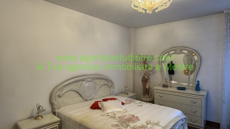 Proponiamo in esclusiva condivisa, nel cuore di Mogliano Veneto – zona via Roma, un raffinato app...