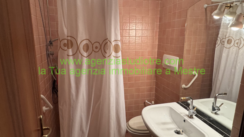 Proponiamo in esclusiva condivisa, nel cuore di Mogliano Veneto – zona via Roma, un raffinato app...