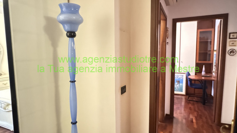 Proponiamo in esclusiva condivisa, nel cuore di Mogliano Veneto – zona via Roma, un raffinato app...