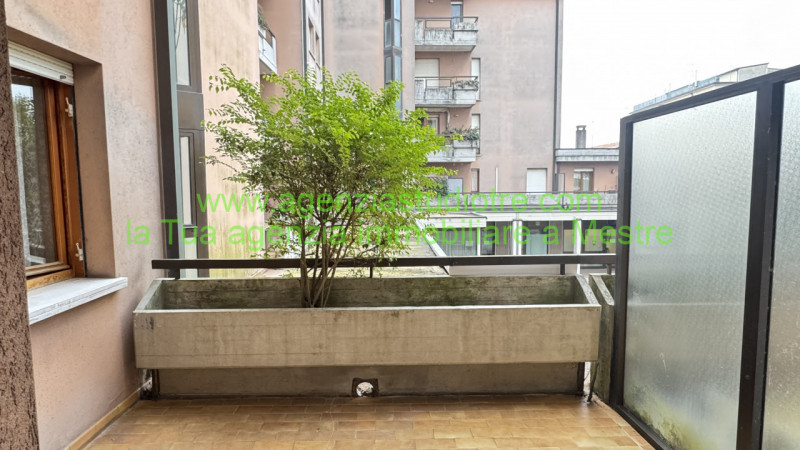 Proponiamo in esclusiva condivisa, nel cuore di Mogliano Veneto – zona via Roma, un raffinato app...