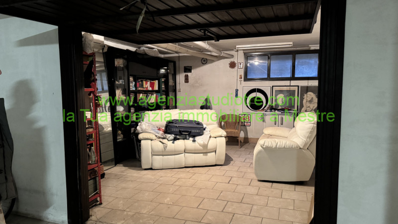 Proponiamo in esclusiva condivisa, nel cuore di Mogliano Veneto – zona via Roma, un raffinato app...