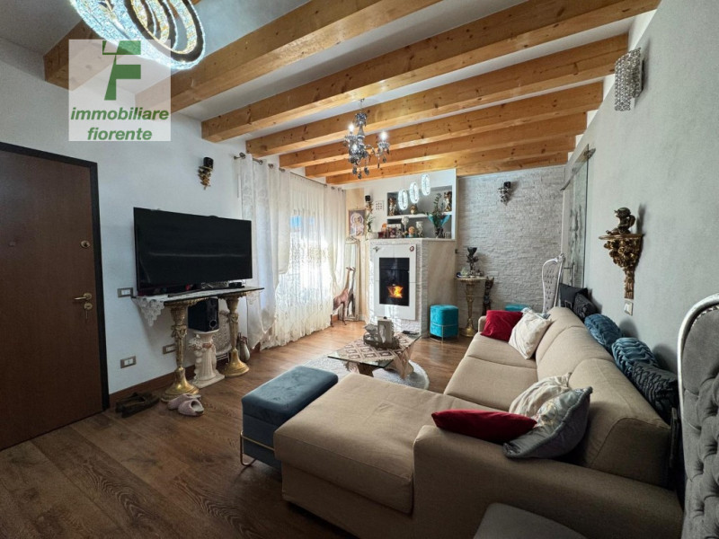 IN ZONA TRANQUILLA, MA ALLO STESSO TEMPO COMODA AI SERVIZI PORZIONE DI CASA A SCHIERA DI MQ 113 T...