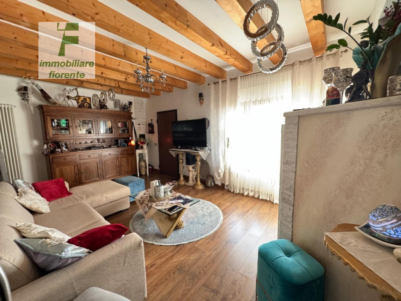 IN ZONA TRANQUILLA, MA ALLO STESSO TEMPO COMODA AI SERVIZI PORZIONE DI CASA A SCHIERA DI MQ 113 T...