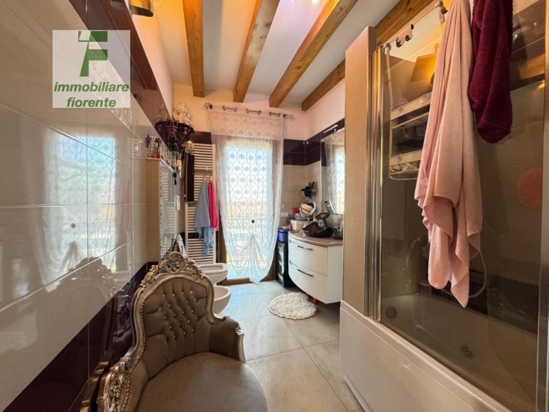 IN ZONA TRANQUILLA, MA ALLO STESSO TEMPO COMODA AI SERVIZI PORZIONE DI CASA A SCHIERA DI MQ 113 T...