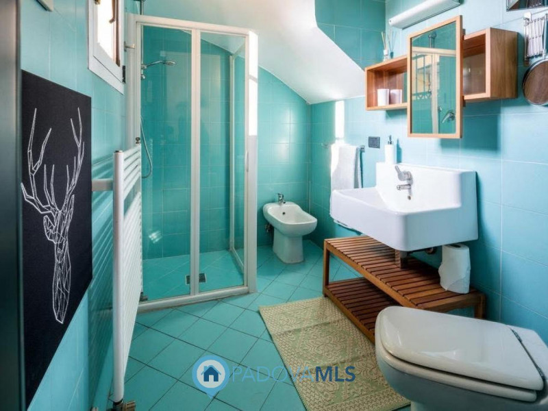 Immobile in esclusiva al Gruppo Padova MLS
OTTIMA CASA SINGOLA SU DUE LIVELLI CON GIARDINO PRIVAT...