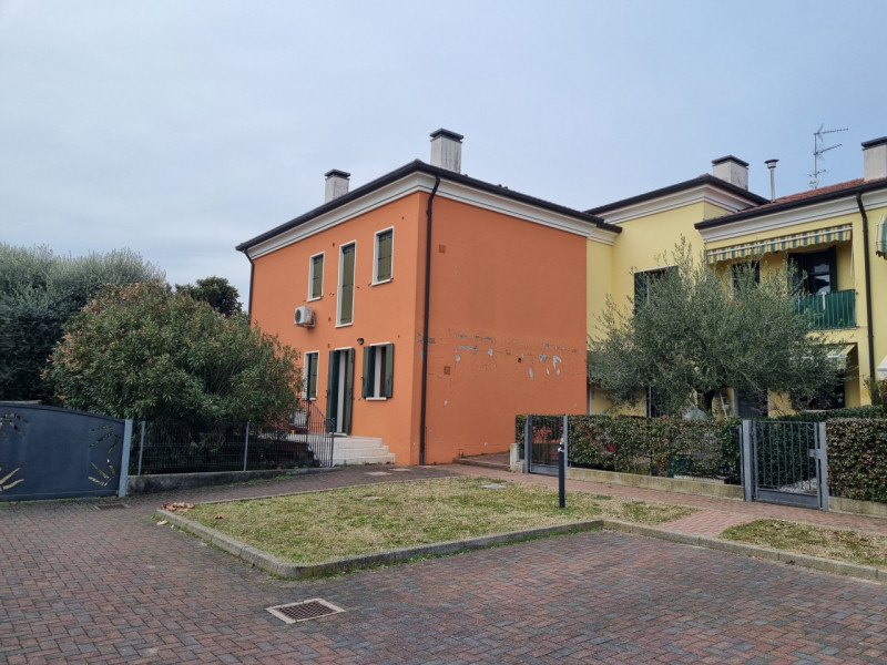 Lozzo Atestino (PD) a due passi dalla piazza principale del Paese, proponiamo in Locazione Appart...