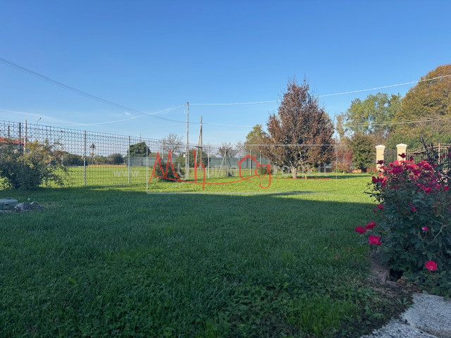 SELVAZZANO - (Rif.V063-S) - In una splendida zona tranquilla e immersa nel verde, proponiamo porz...