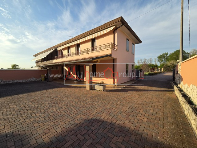 SELVAZZANO - (Rif.V063-S) - In una splendida zona tranquilla e immersa nel verde, proponiamo porz...