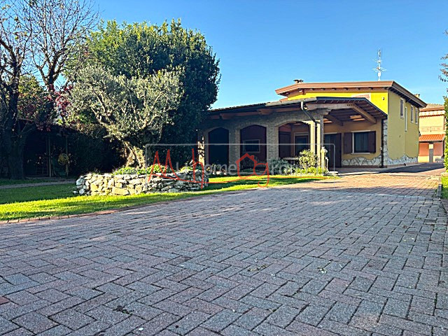 SELVAZZANO - (Rif.V063-S) - In una splendida zona tranquilla e immersa nel verde, proponiamo due ...